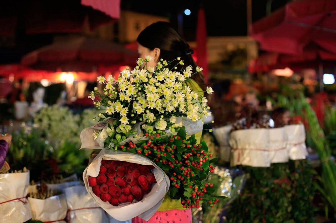 Nô nức không khí Tết Nguyên Đán tại các chợ hoa quanh Hà Nội
