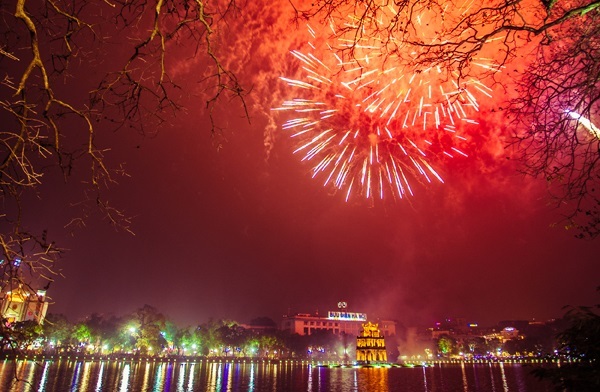 Đừng bỏ qua 30 địa điểm bắn pháo hoa chào đón Tết Nguyên Đán 2020 tại Hà Nội