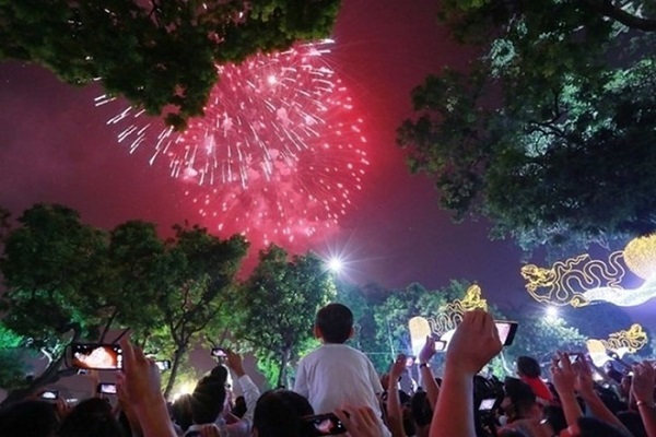 Đừng bỏ qua 30 địa điểm bắn pháo hoa chào đón Tết Nguyên Đán 2020 tại Hà Nội