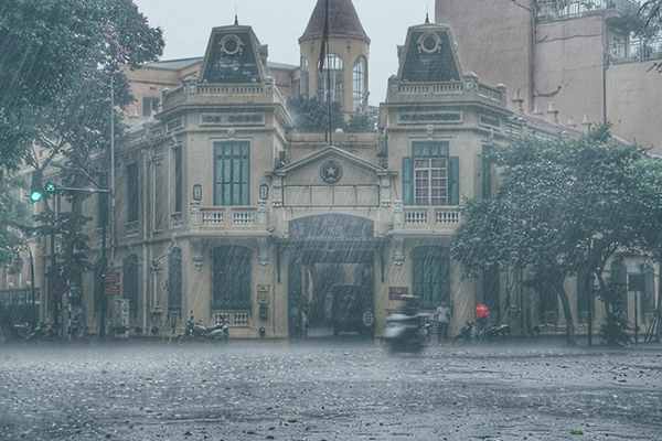 Những khoảnh khắc đẹp nao lòng của Hà Nội ngày mưa giao mùa