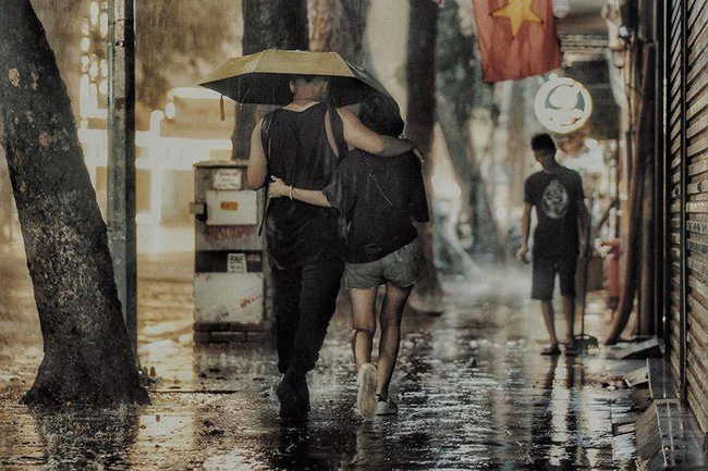Những khoảnh khắc đẹp nao lòng của Hà Nội ngày mưa giao mùa 