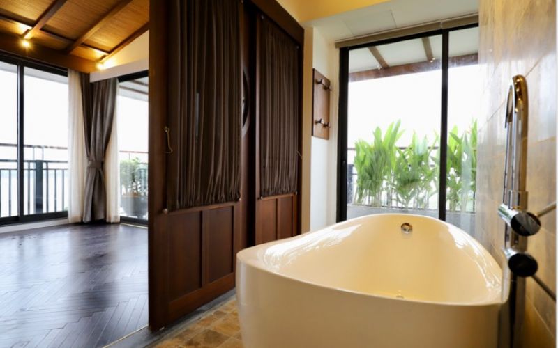 Bathtub combined with the characteristic design of Toan Tien